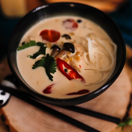 Zupa tom kha z kurczakiem